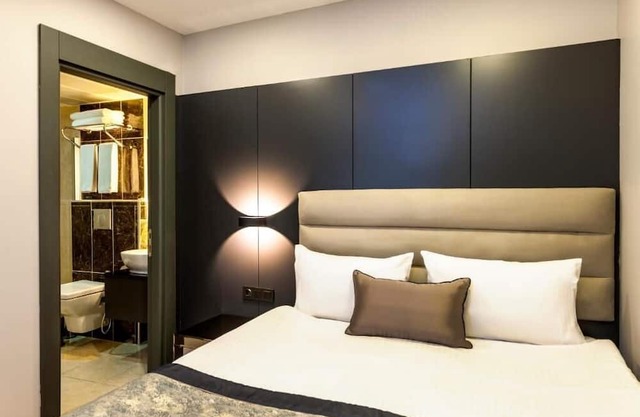 A Palace Suites - Superior Two-Bedroom Suite 3