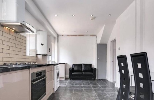 Limehouse Townhomes A 4-bedroom 3-bathroom Townhome with a Private Garden