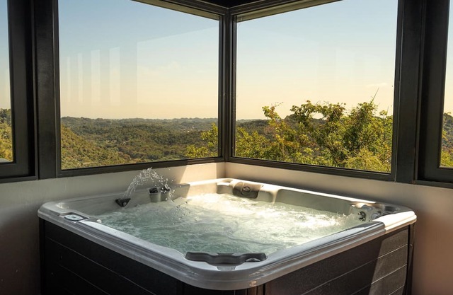 Entire Place W/Private Bar, Jacuzzi, Pool table & Scenic View.