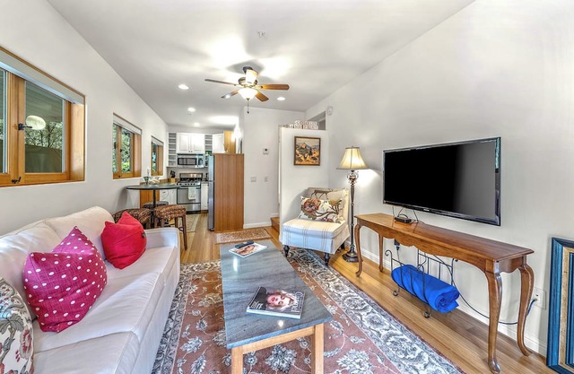 12 Oaks – Romantic Getaway for 2! Walk to Beach, Dining, & Shopping