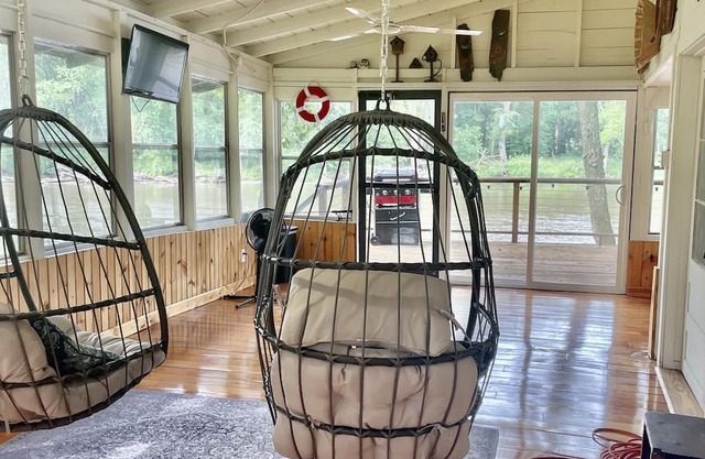 Cozy cabin on the river!! Pet friendly!