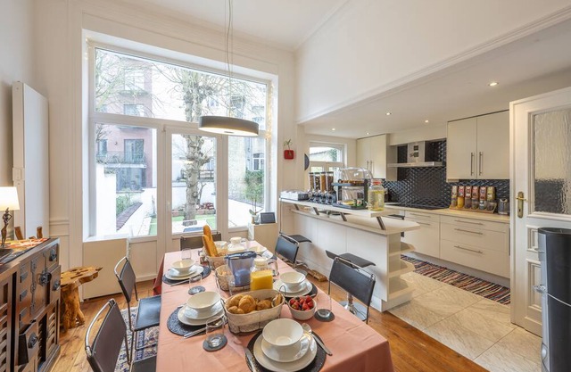 Family Studio - Bed & Breakfast - Free Breakfast + Gym - 2 Queen Beds