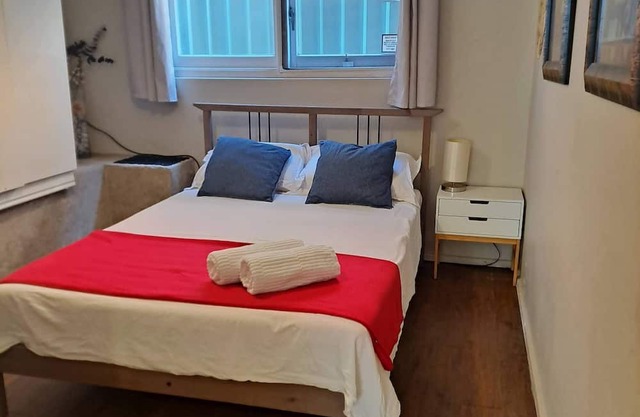 Cosy guest suite. Close to motorway for easy airport access. Families welcome.