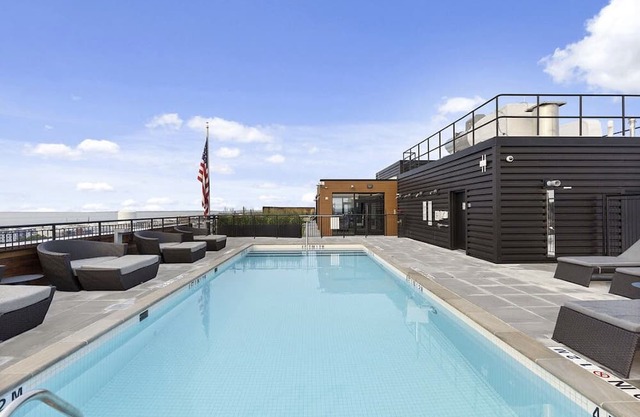 Luxurious Rooftop stay 5 min from Beach