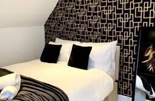 Elegant 3 bedroom flat with parking