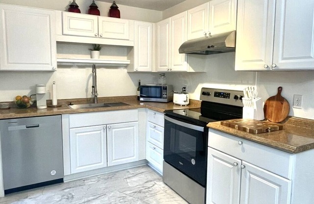 Stylish Comfy Bungalow- 10 minutes to the beach. Backyard w/ deck & Grill.