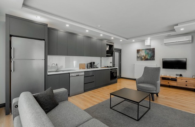 Modern Flat w Patio and Garden 5 min to Lara Beach