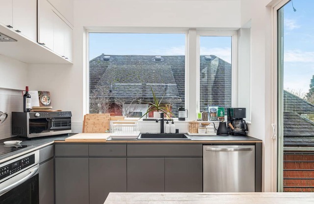 Central District Modern Townhome w/Downtown views