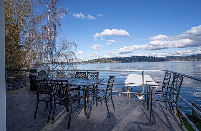 Pet-Friendly Corporate Housing Overlooking Lake Washington
