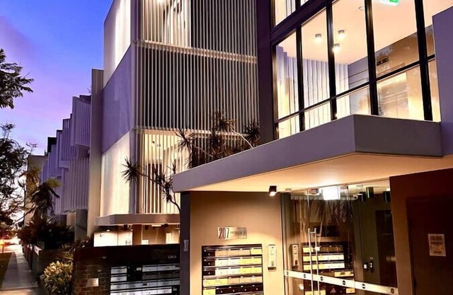Recover@Luxe Modern Randwick Abode with elevator