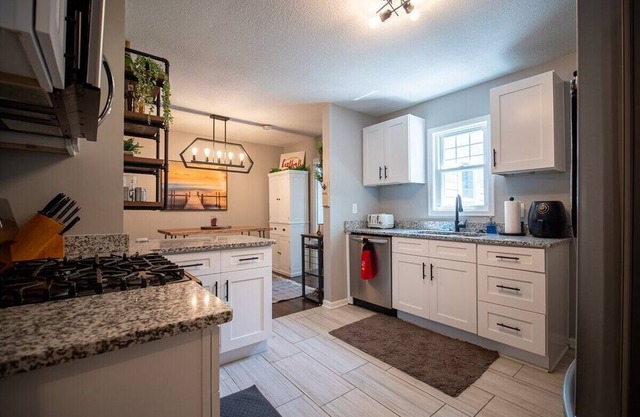 Cozy Updated Ranch Near KU+Westport