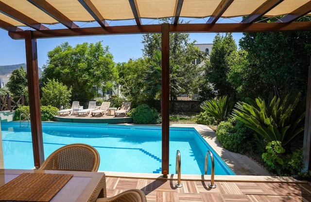 Villa w Pool and Balcony, 3 min to Dalyan River