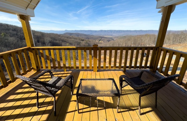 New -Shenandoah-HotTub-PetFriendly-Secluded-Sleep 12