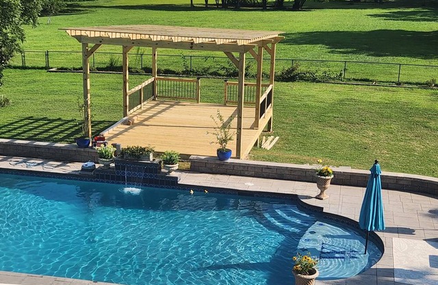 Cozy farmhouse with kitchenette, pool & bbq in historic downtown Warrenton NC.