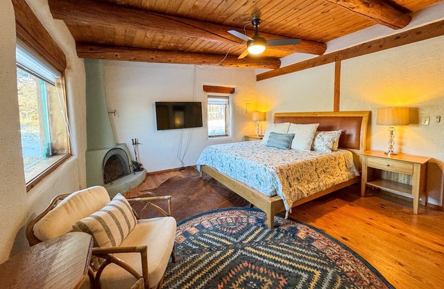 Cozy South West Charm, Pet Friendly Home