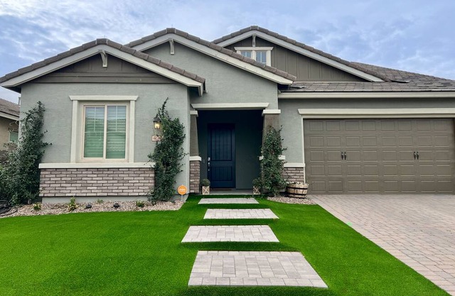 Quiet Glennwildes home with enclosed yard, pool, grill, bikes, & open layout