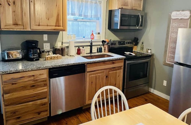 Adorable Cabin, Steps from the Ohio River: Hot Tub, Fire Pit & Full Kitchen