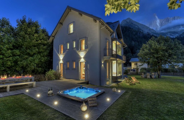 Stunning family chalet with jacuzzi close to ski lifts