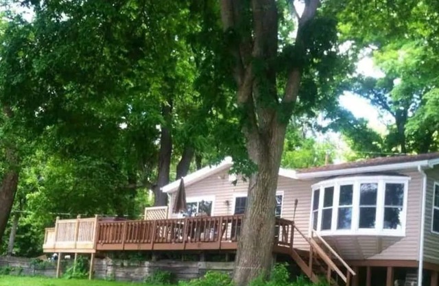 Waterfront 3 Bedroom Cottage - Free Kayaks, Canoes, Boats, Bikes, and Hot Tub!