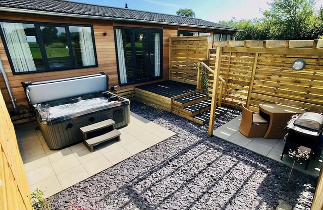 Semi-detached deluxe lodge offering the perfect romantic retreat.