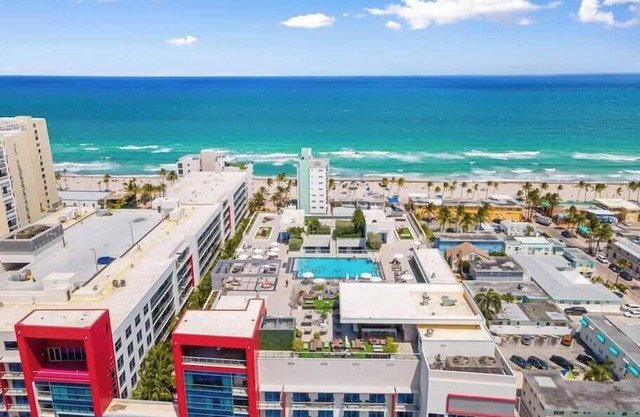 Amazing condo in Hollywood Beach with beach access
