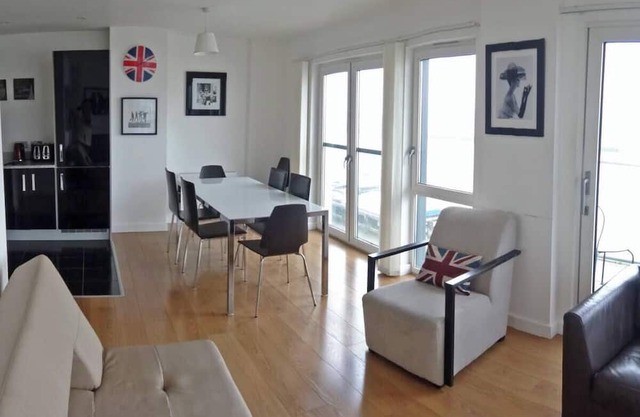 Bright Riverside 3 Bedroom Apartment near O2