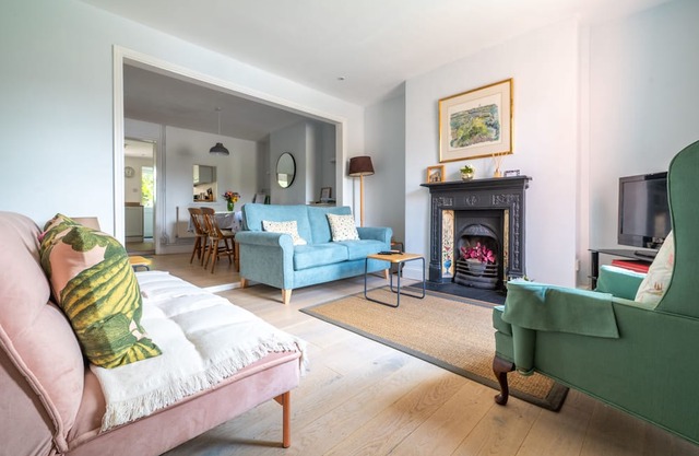 Dragonfly Cottage is a two bedroom bright and airy terraced cottage, located in the centre of Holt a