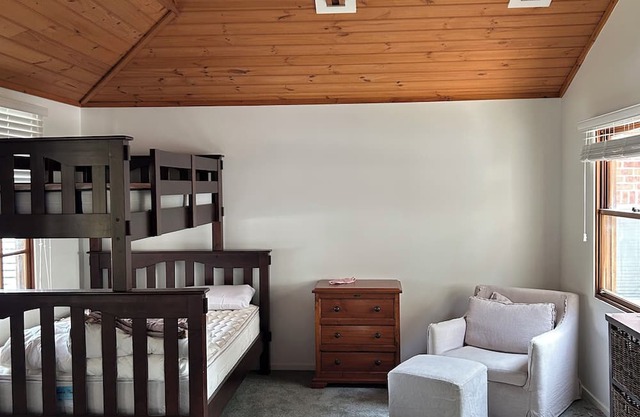Walk to beach, cafes, national parks from chic coastal retreat
