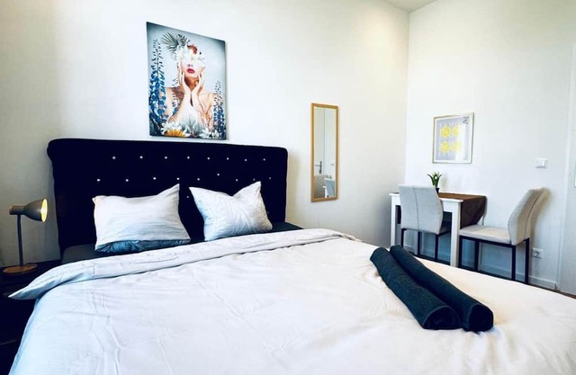 Private Room in 3BR Apt Steps from Kaufpark