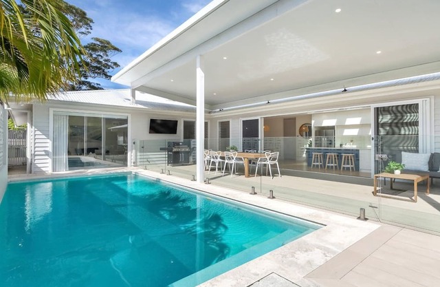 ILUKA| pool, wifi, close to beach| Accom Holidays