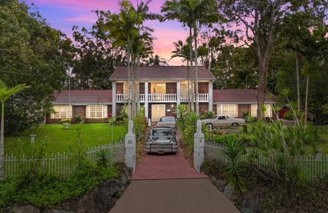 Gracelands Huge one bedroom apartment(left wing). One large Queen bedroom,