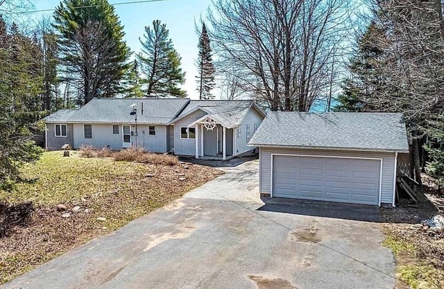 Superior Attitude- Pet-Friendly, 4BR Lake Superior Getaway