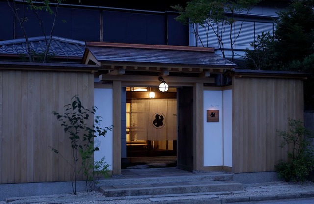 Renovated the main house of Maruyo Lumber, which is over 70 years old. Located in Funama-cho, Kuwana City, the site of the "Shichiri-no-watashi" ferry, the inn is a private house with antiques and artwork that blends the old and the new.