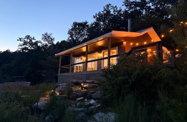 Luxury Bluff Cabin Hot Tub + Epic Mountain Views