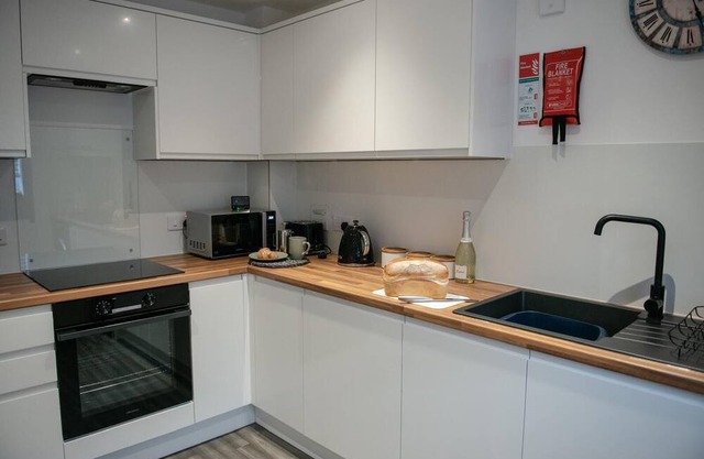 6-beds Home in Hampton Vale | Contractors welcome