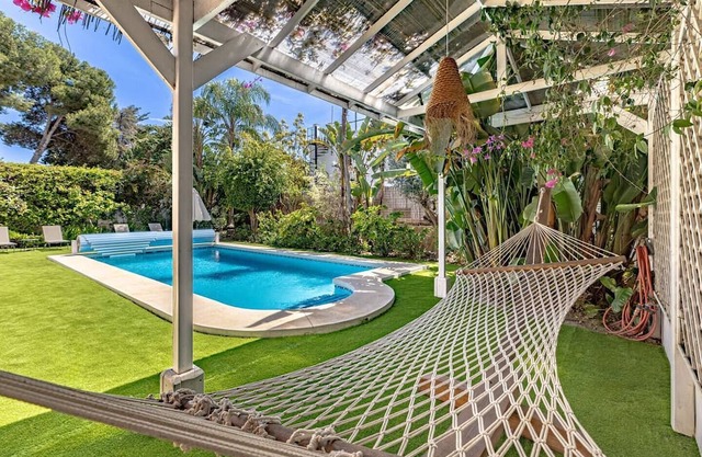Luxury villa, jacuzzi, pool. 4 min walk to beach