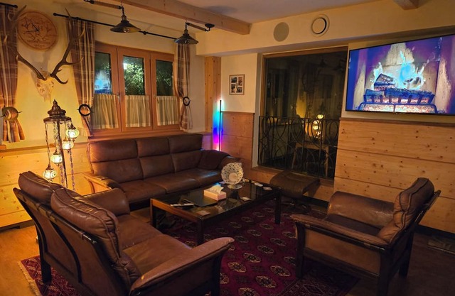 Cozy Mountain Chalet in Austrian Alps for Skiing & Events, ~1h to Vienna&Airport