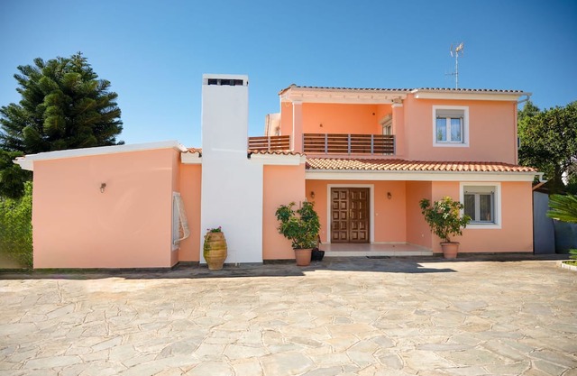 Villa marifei nRomantic luxury villa with bbq garden and swimming pool