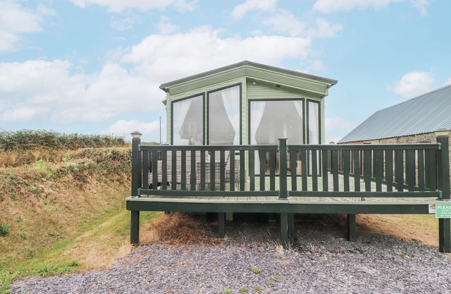 BRYNCRIN, family friendly, with hot tub in Morfa Nefyn