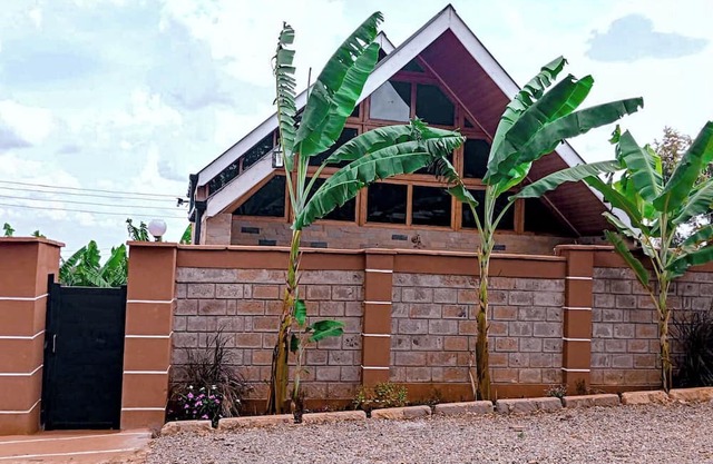 Rustic-Chic Stone Cottage, Forest views, Gardens, Wi-Fi & Comfort near Embu Town