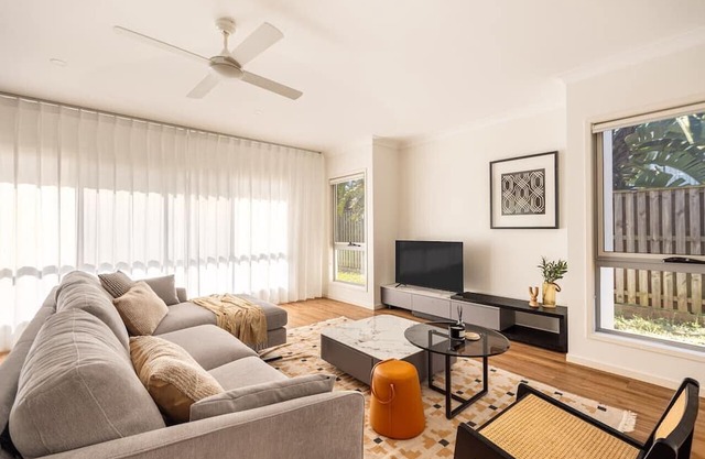 Elegant 5BR Family Home Modern Comfort @ Rochedale