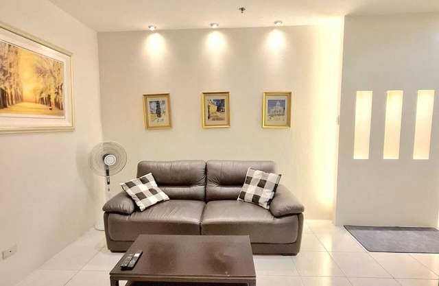 Luxury 1-bedroom apartment with Manila Bayviews with AC, Pool, Balcony, Netflix