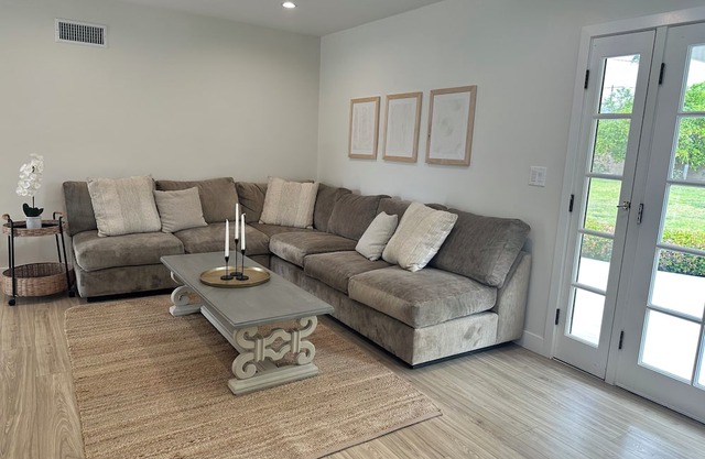 Spacious 5-bedroom house in enchanting Northridge with WiFi, AC