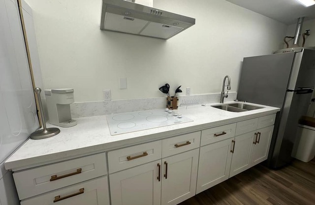 Charming studio in wonderful Bakersfield with AC, WiFi