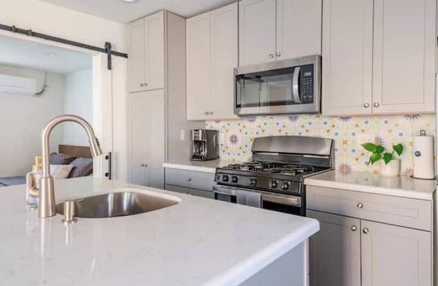 Light & Bright, Centrally Located Casita/Apartment