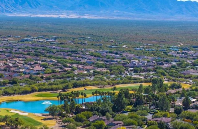 Resort style in renowned golf community