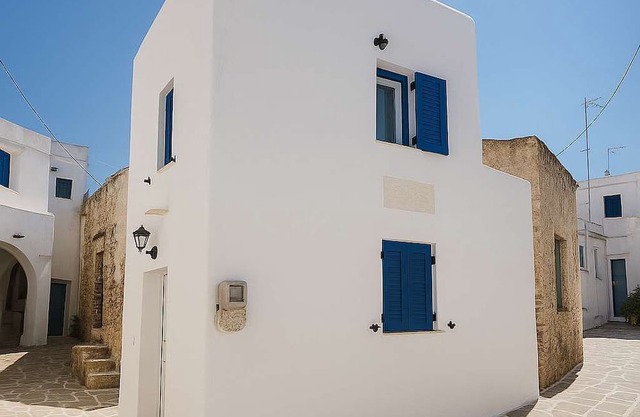 Charming White House Retreat with Balcony in Paros Lefkes