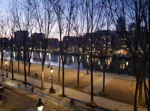 Chambre avec vue sur le bassin de la Villette