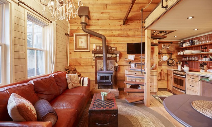 Riverside House | THE COACH HOUSE Cottage near downtown