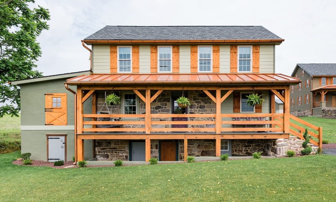 Elizabethtown House | Breathe the Country Air at The Springhouse at Sunnyburn Farm